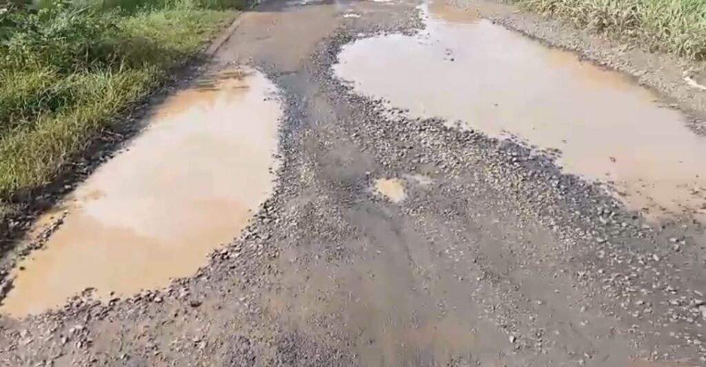 రహదారి పూర్తిగా బురద మయం