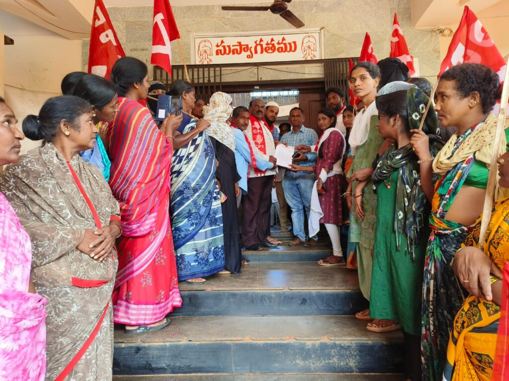 సీపీఐ ఆధ్వర్యంలో ఇండ్ల స్థలలు ఇవ్వాలని
