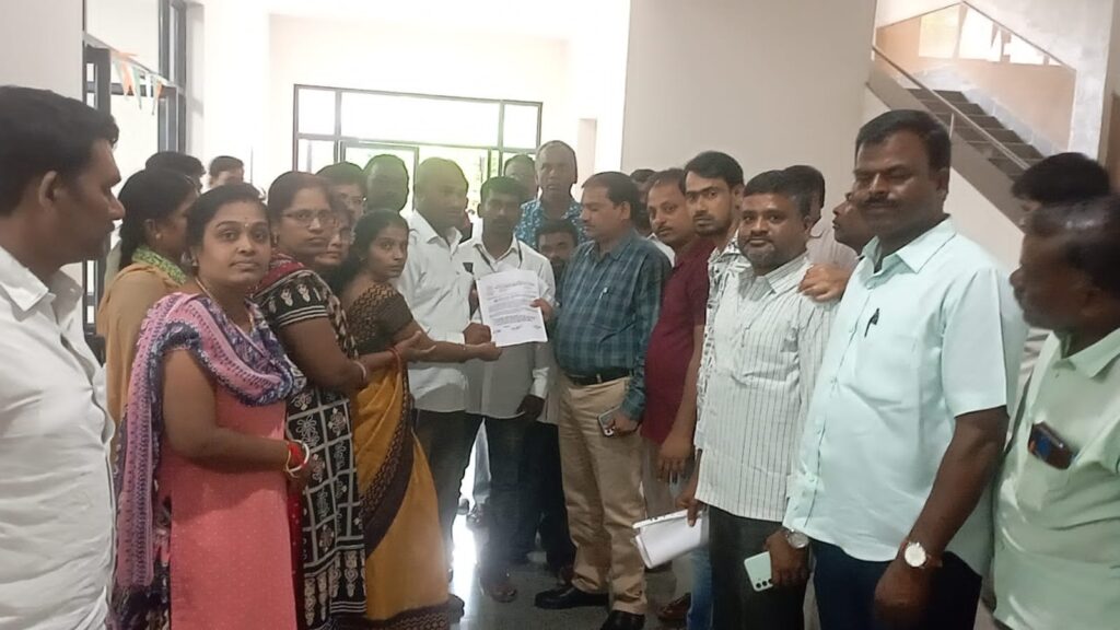 క్రమబద్ధీకరణ హామీ ని నిలబెట్టుకోవాలి.
