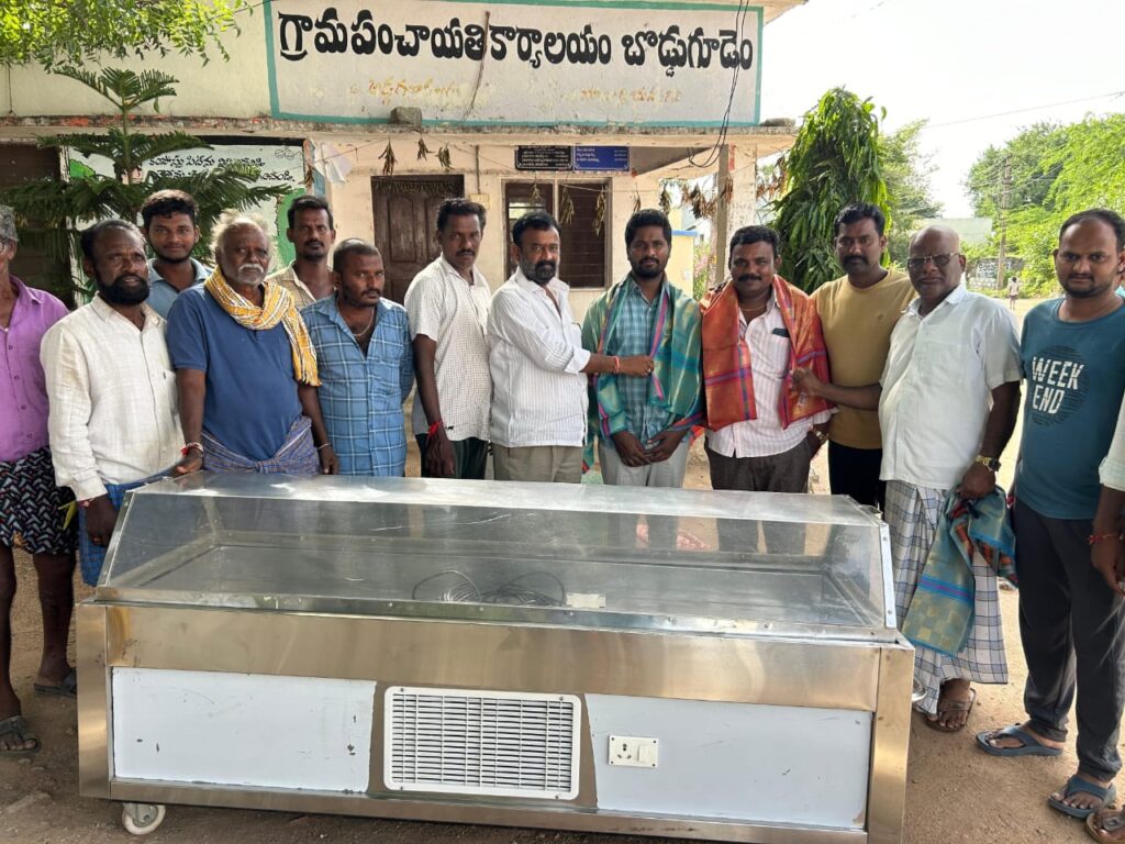 గ్రామానికి ఫ్రీజర్ బాక్స్ బహుకరణ