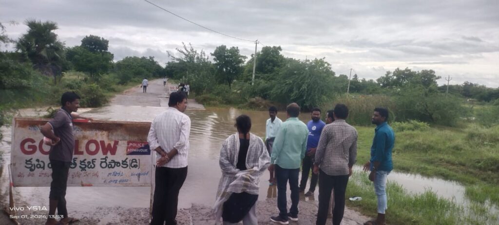 నక్కల వాగును పరిశీలించిన అడ్డగుడూర్ ఎమ్మార్వో శేషగిరిరావు