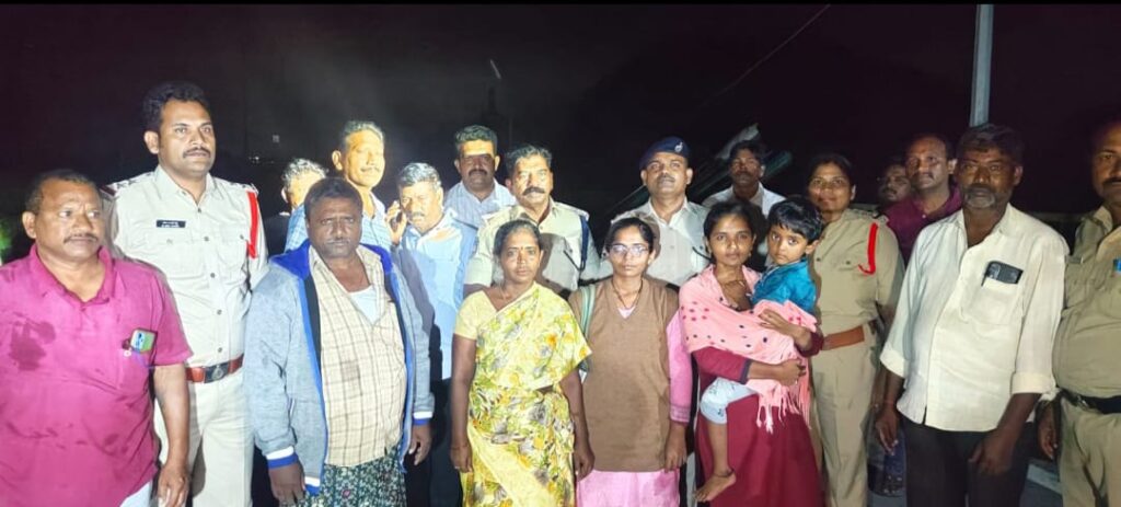 ఆరుగురు కూలీల కాపాడిన  పోలీసులు 