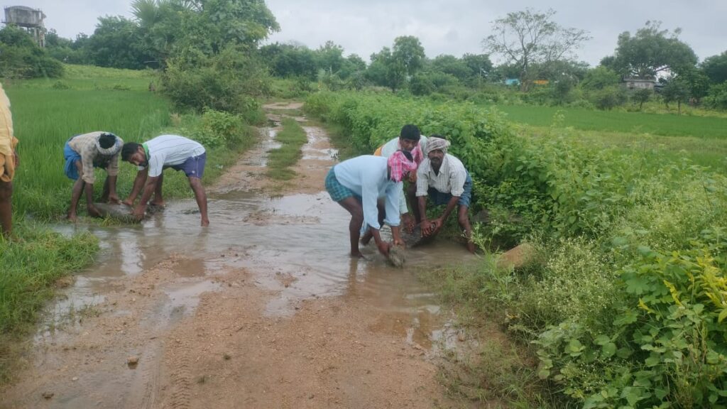 వ్యవసాయ భూములకు రోడ్డు మార్గం వెయ్యండి 