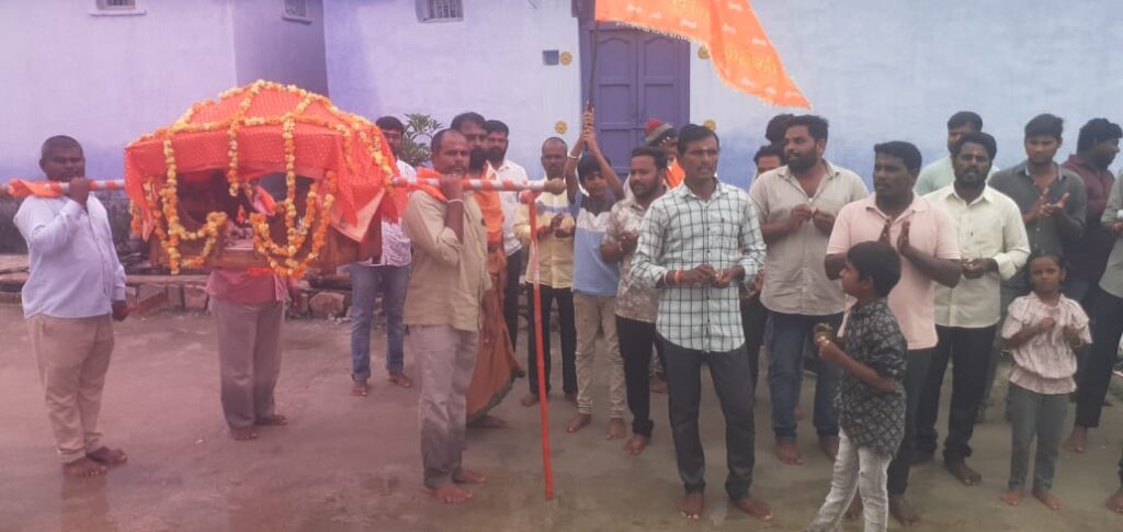 శ్రీ ఆంజనేయ స్వామి పల్లకి సేవ ఊరేగింపు. 