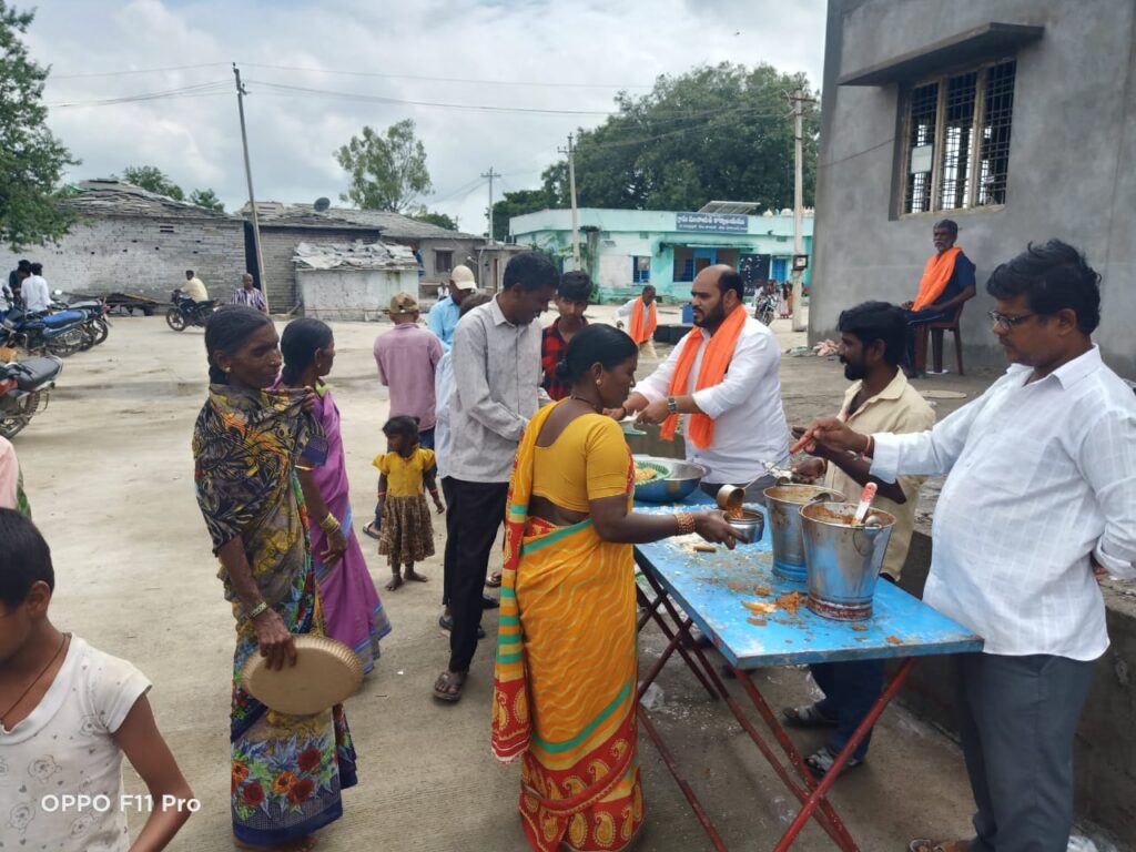 భక్తిశ్రద్ధలతో భగవంతుని కొలవాలి అన్ని దానాల కన్నా అన్నదానం గొప్పది.