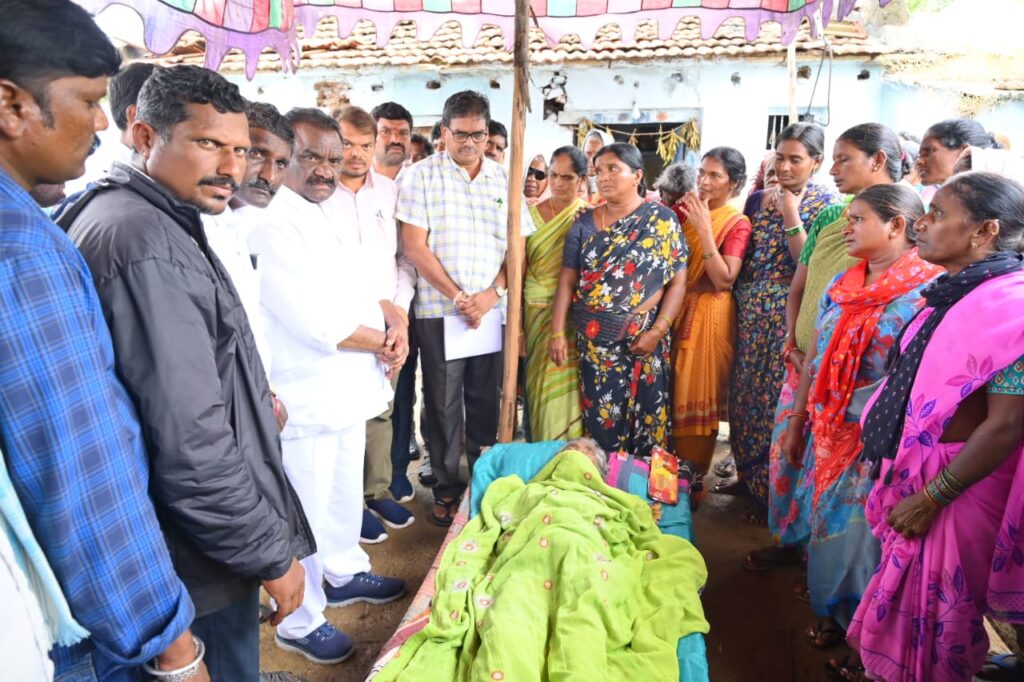 మృతురాలు కుటుంబానికి ఆర్థిక సాయం అందించిన ఎమ్మెల్యే
