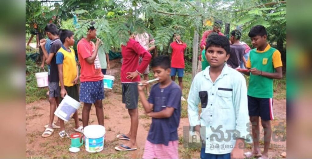 ఎస్సీ గురుకుల విద్యార్థుల అవస్థలు...