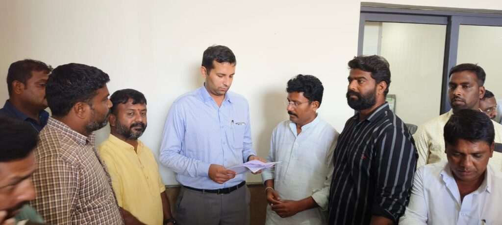 చిలుక వాగుపై కబ్జా చేసిన వారిపై చర్యలు తీసుకోవాలి