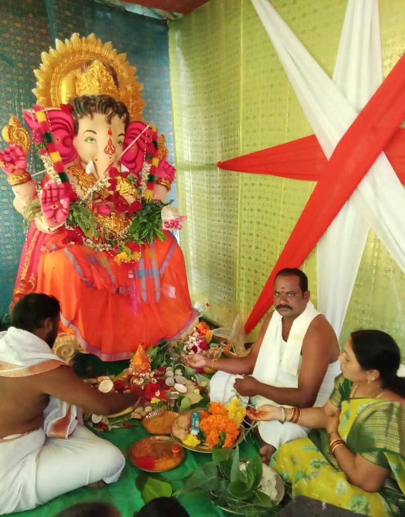 వినాయకుడికి రెండవ రోజు ఘనంగా పూజలు