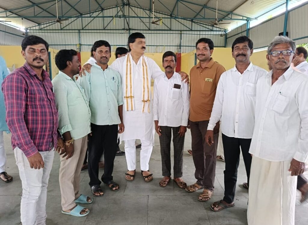 మాజీ ఎంపీని కలిసిన కాంగ్రెస్ నాయకులు