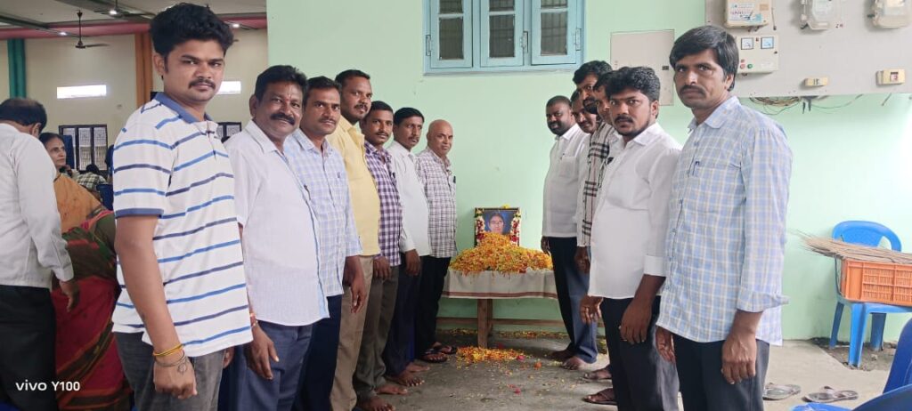 గద్దె దేవకమ్మ చిత్రపటానికి పూలమాల నివాళులర్పించారు