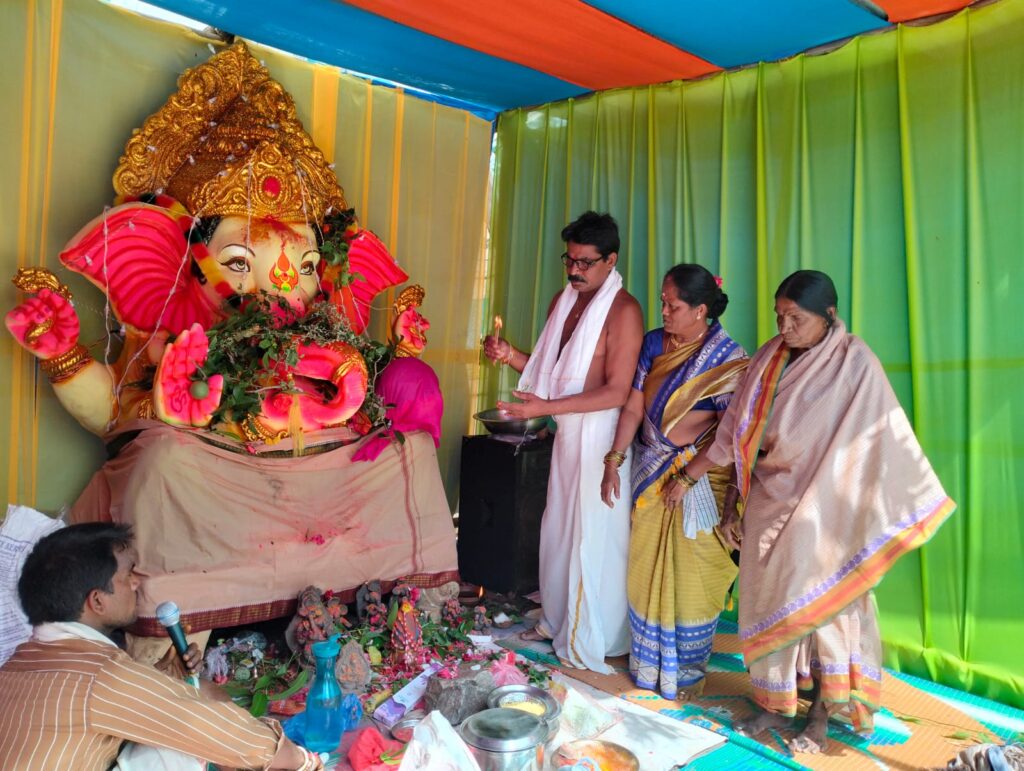 ఓ బొజ్జ గణపయ్య మా పూజలు అందుకోవయ్యా