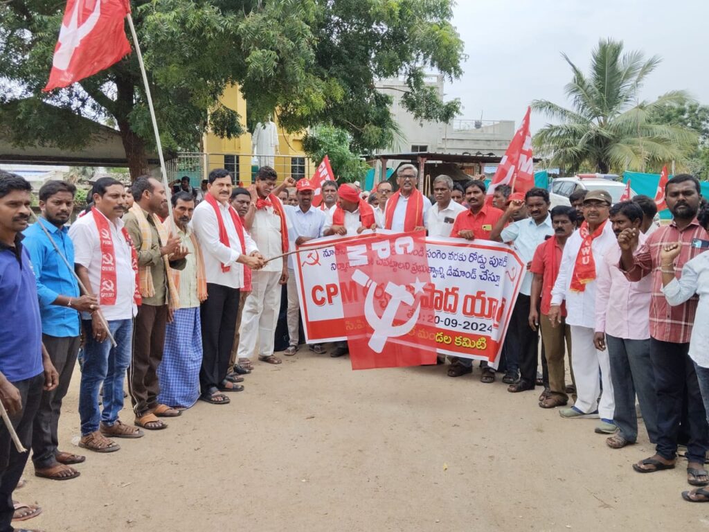 రోడ్డు పునర్నిర్మాణం చేపట్టాలిని ప్రభుత్వాన్ని డిమాండ్