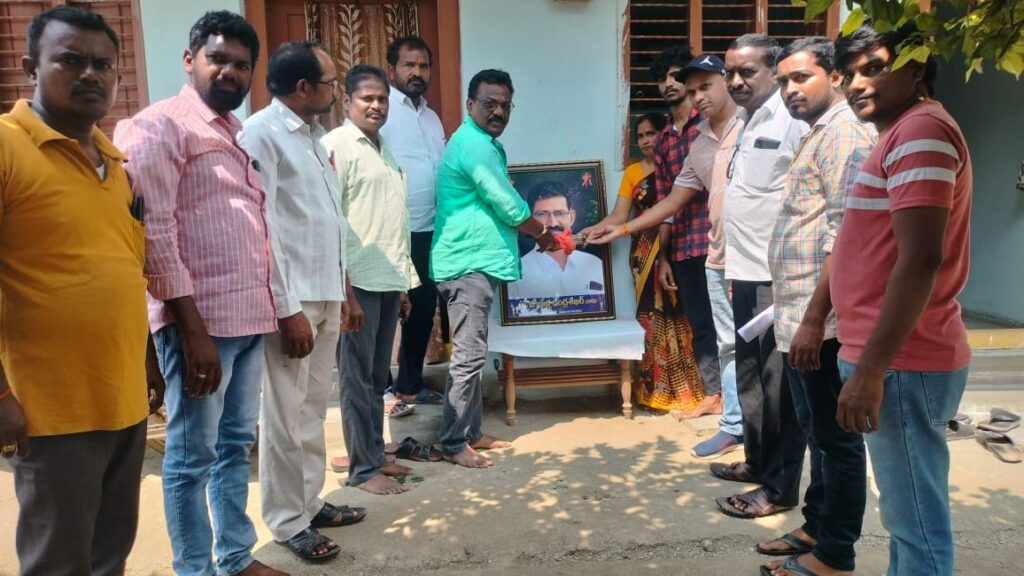 తోటి జర్నలిస్ట్ కుటుంబానికి ఆర్థిక సాయం 
