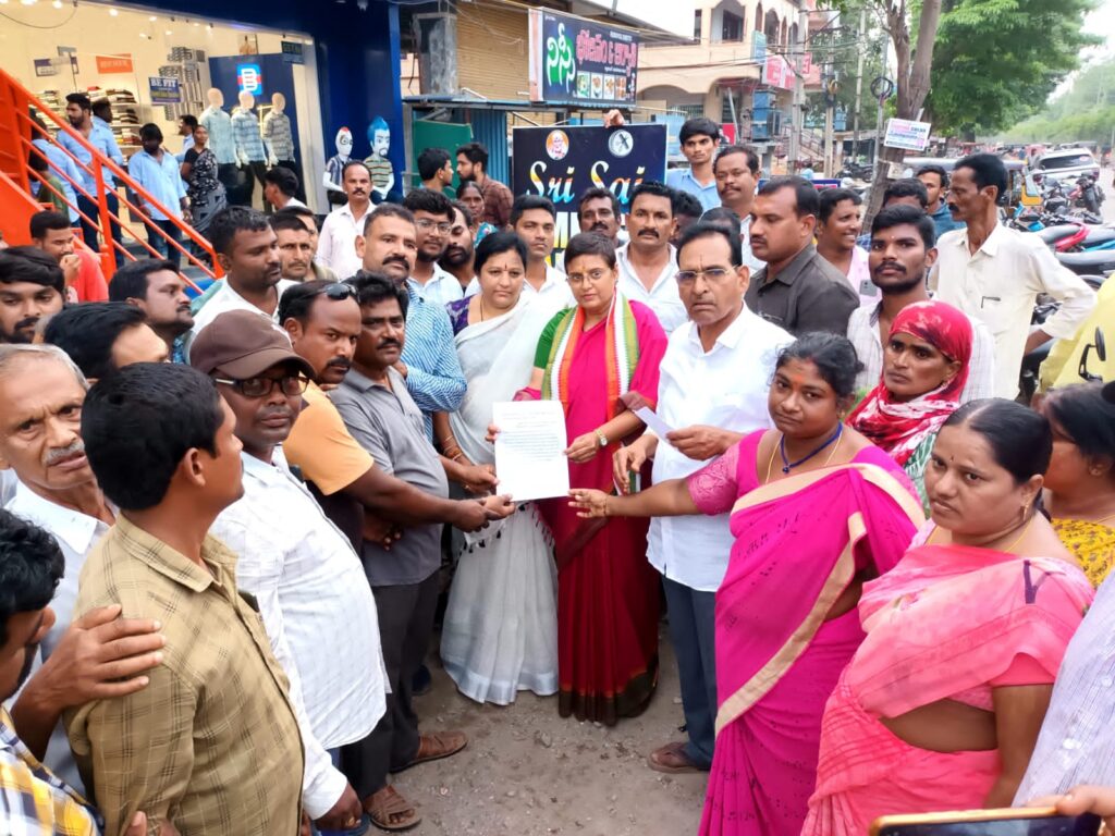 బడ్డీ కోట్లు తొలగించొద్దంటూ ఎమ్మెల్యేకి వినతిపత్రం అందజేత..l