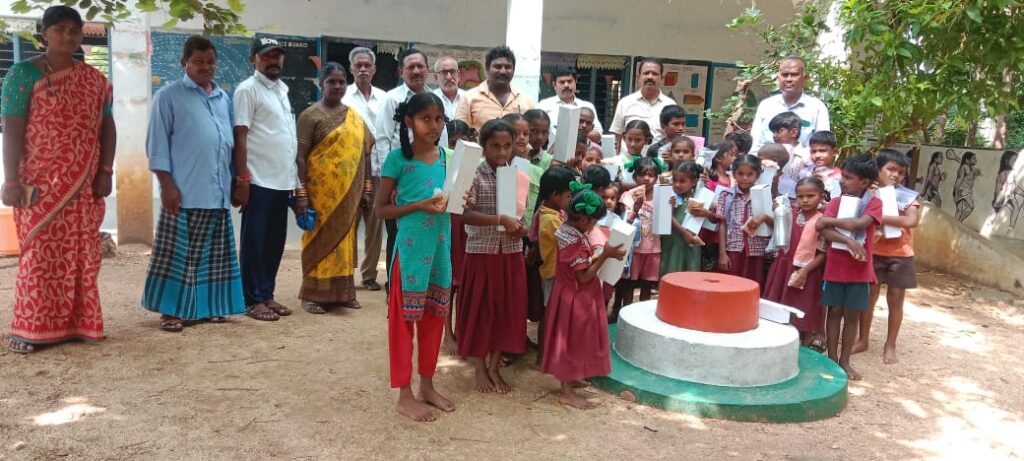 బర్త్ డే సందర్భంగా విద్యార్థులకు వాటర్ బాటిల్ పంపిణీ 