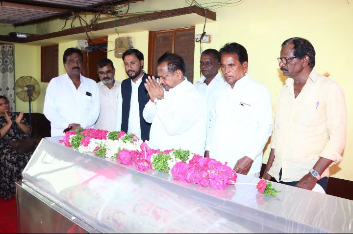 మాజీ యం పి టి సి పార్దివదేహానికి పుష్పంజలి ఘటించిన మాజీ మంత్రివర్యులు డాక్టర్ ఏ చంద్రశేఖర్
