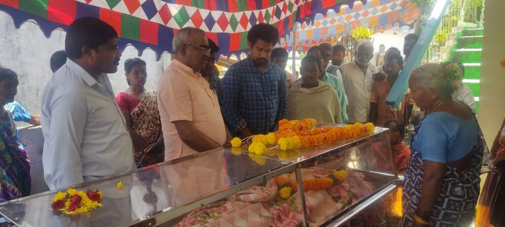 రామస్వామి మృతదేహానికి పూలమాలవేసి ఘన నివాళులు అర్పించినరు 