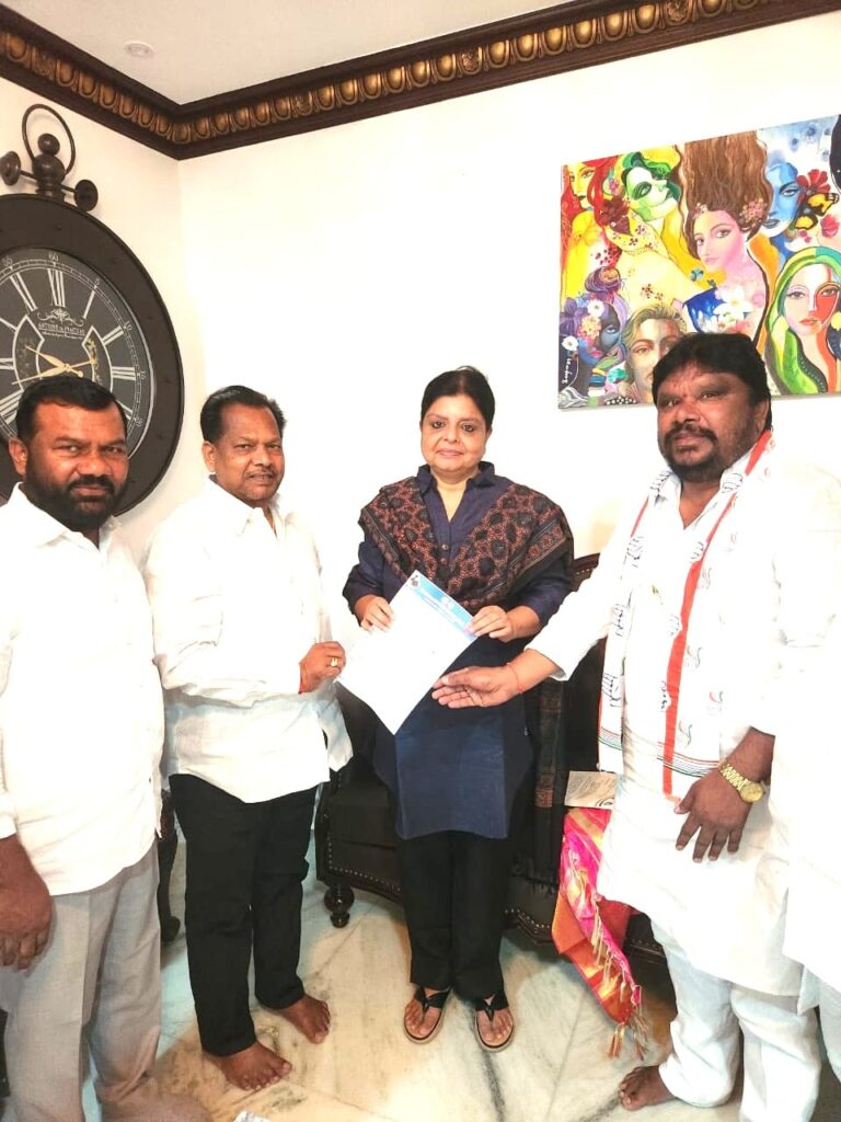 ఎస్సీ వర్గీకరణ త్వరితగతిన చేపట్టాలని ఎఐసిసి ప్రధాన కార్యదర్శి రాష్ట్ర వ్యవహారాల ఇన్చార్జి శ్రీ దిపాదాస్ మున్షీ గారికి వినతి పత్రం అందించిన కాంగ్రెస్ నేత మాజీ మంత్రి వర్యులు డాక్టర్ ఏ చంద్రశేఖర్ 