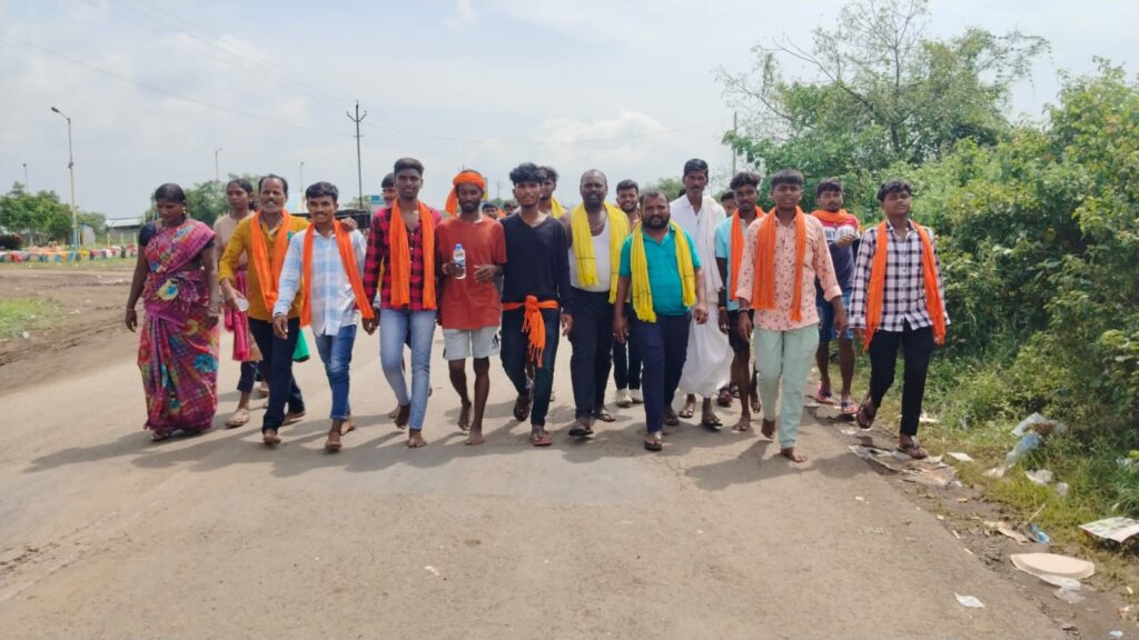 తుల్జాపూర్ భవాని మాత దర్శనం కోసం ఐదవ రోజు పాదయాత్ర పాదయాత్ర చేస్తున్న మాజీ సర్పంచ్ జట్గొండ మారుతి