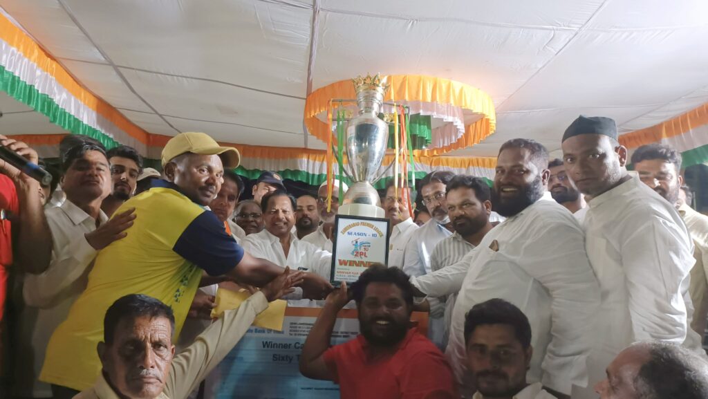 జడ్ పియల్ (ZPL) క్రికెట్ టోర్నమెంట్ ఫైనల్ మ్యాచ్ విజేతలకు నగదు ప్రొత్సహం అందించి బహుమతులు కాంగ్రేస్ నేత మాజీ మంత్రి వర్యులు జహీరాబాద్ ఇన్ చార్జి డా ఎ చెంద్రశేఖర్ 