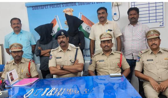 ఐదు ఇండ్లలో దొంగతనాలు చేసిన ఇద్దరు దొంగలను అరెస్టు 