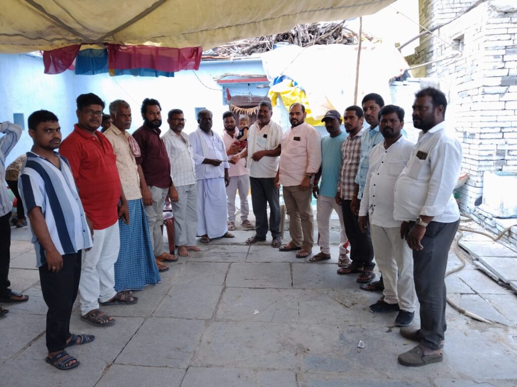 మృతుని కుటుంబానికి ఆర్సీ గౌడ్ చేయూత