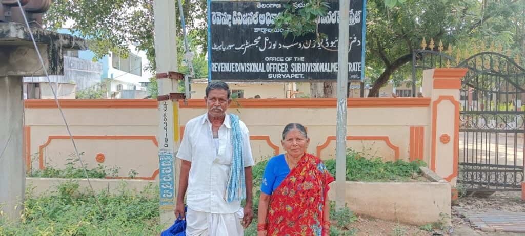 వీధిన పడిన వృద్ధ దంపతులు