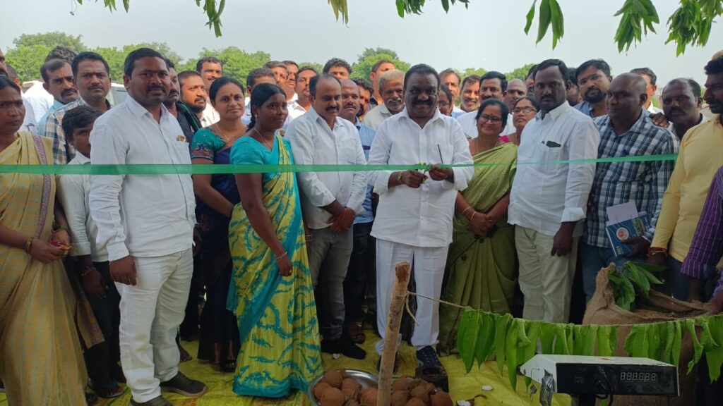 కొనుగోలు కేంద్రాలను రైతులు సద్వినియోగం చేసుకోవాలి..