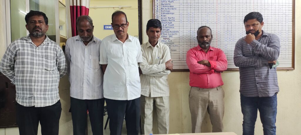 ఆరుగురు పేకాట రాయుళ్లు అరెస్ట్