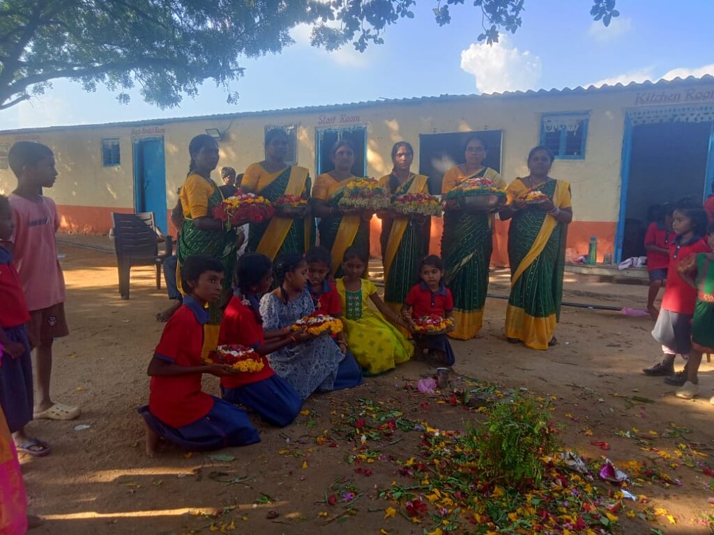  శ్రీ శాంతినికేతన్ స్కూల్ బతుకమ్మ సంబరాలను