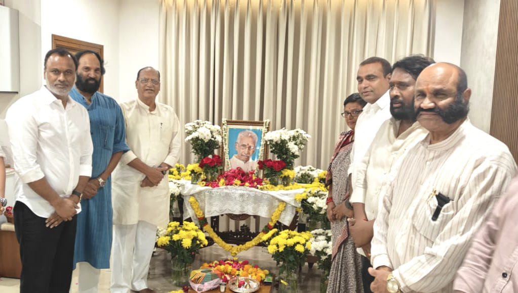 పురుషోత్తం రెడ్డి చిత్రపటానికి పూలమాలవేసి నివాళులర్పించిన ఎమ్మెల్యే కోమటిరెడ్డి రాజగోపాల్ రెడ్డి