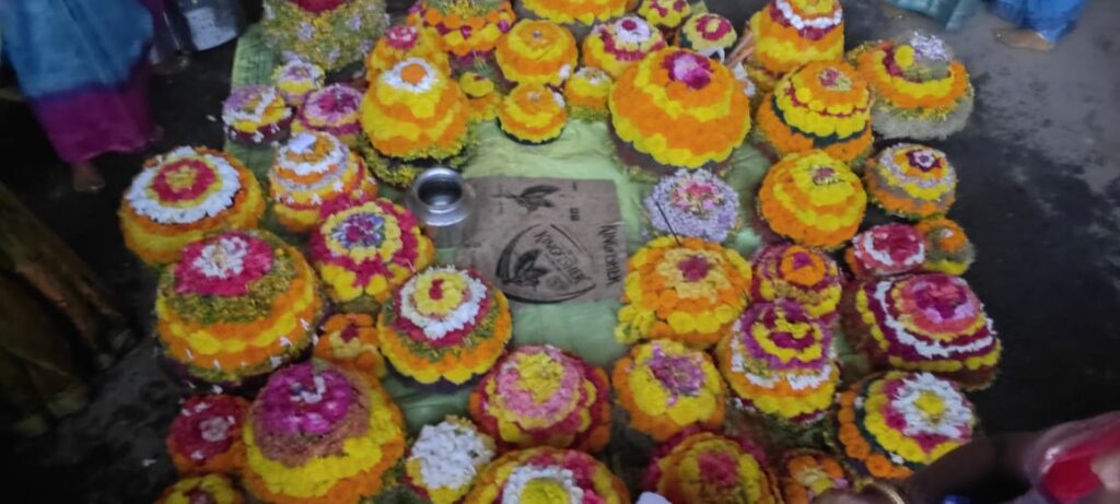 రాఘవపురం ఎక్స్ రోడ్లో ఘనంగా ఎంగిలిపువ్వు బతుకమ్మ