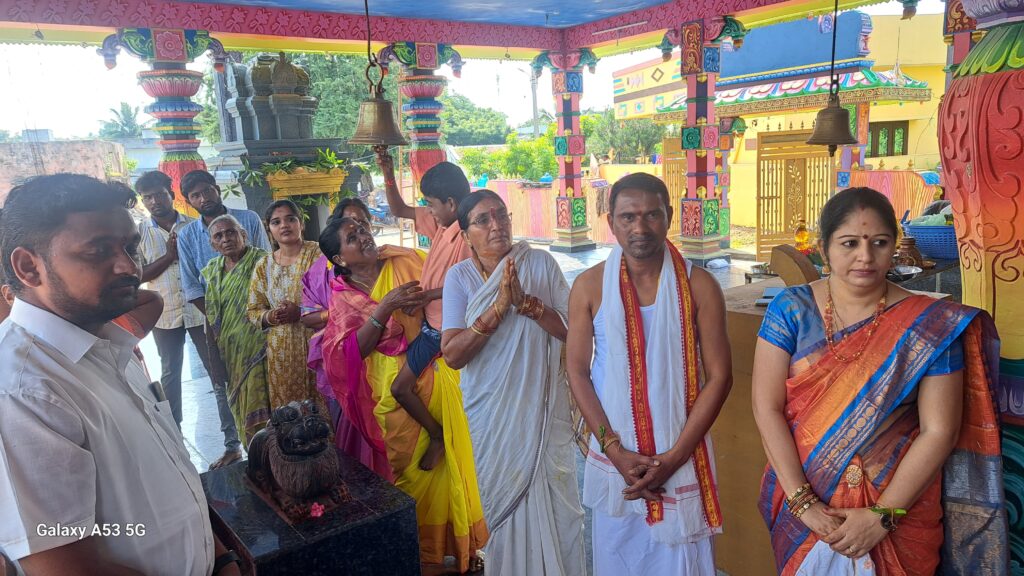బాలత్రిపుర సుందరిదేవిగా దర్శనమిచ్చిన దుర్గామాత