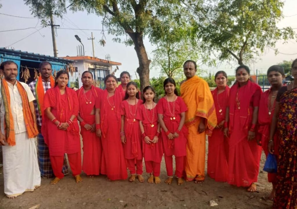 అమ్మవారి దీక్ష మాల ధరించిన భక్తులు