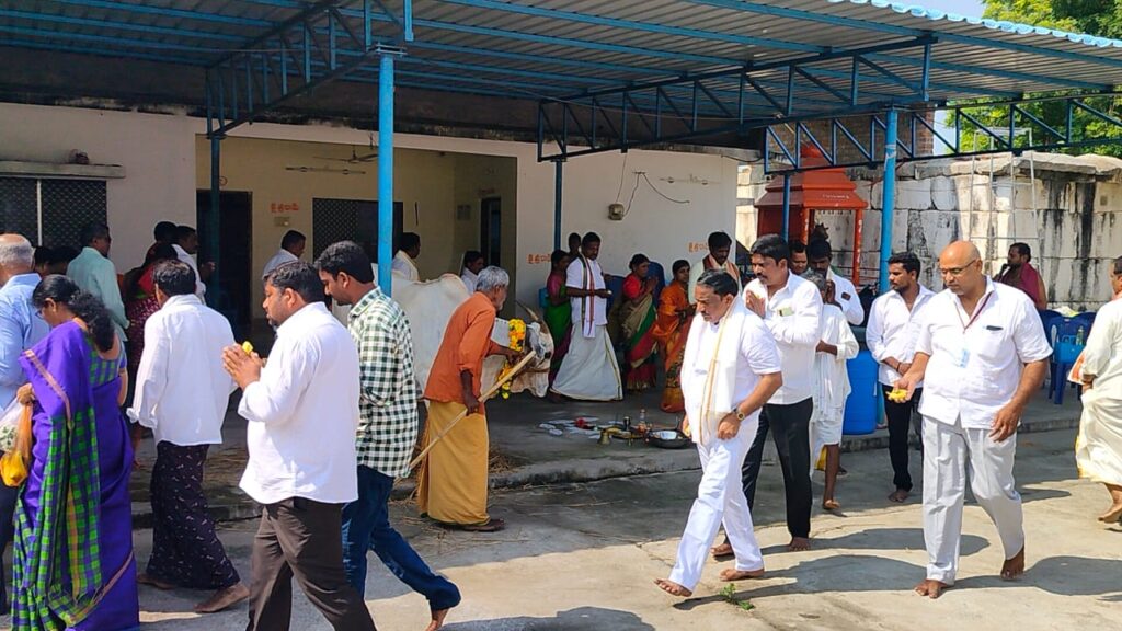శాల్మిలి కంద. ఆది వరహాలక్ష్మి నరసింహ వేణుగోపాల స్వామి దేవాలయాన్ని సందర్శించి. 