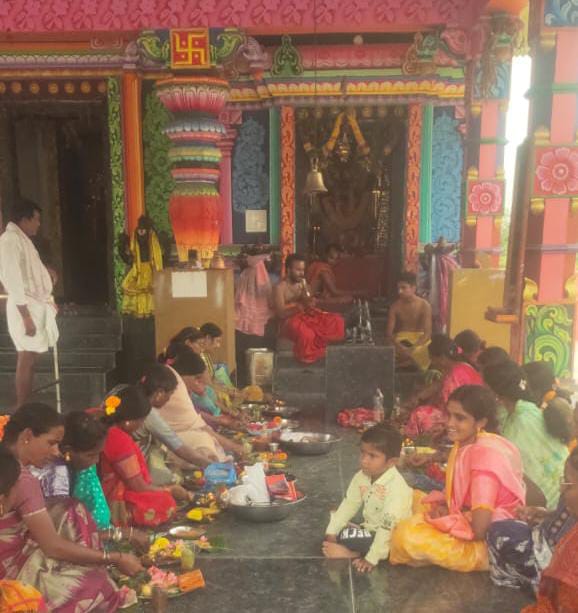 శ్రీ లలితా త్రిపుర సుందరీ దేవిగా దర్శనమిచ్చిన దుర్గామాత పూజలు జరిపిన బిట్టు నాగేశ్వరరావు స్వాతి