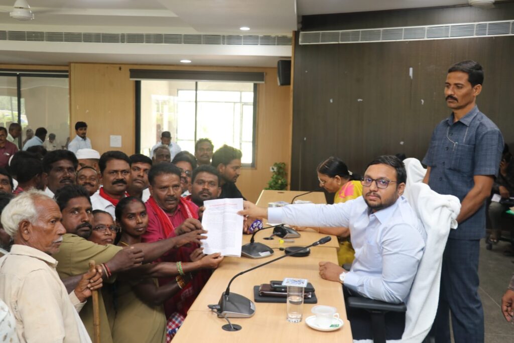 వెంటనే పెండింగ్ వేతనాలు జీతాలు విడుదల విడుదల చేయాలని కలెక్టర్కు వినతిపత్రం అందజేశారు