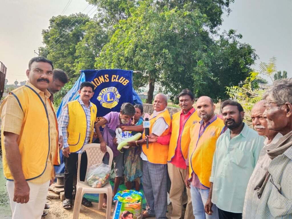 లయన్స్ క్లబ్ ఆఫ్ నేరేడుచర్ల ఆధ్వర్యంలో నిరుపేద వృద్ధులకు నిత్యవసర సరుకులుపంపిణి 