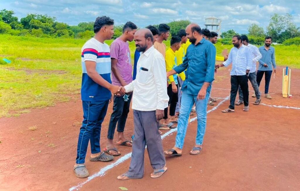 పైడిగుమ్మల్ దసరా ప్రీమియర్ లీగ్ టోర్నమెంట్ మొదటి మ్యాచ్ ను ప్రారంభించిన