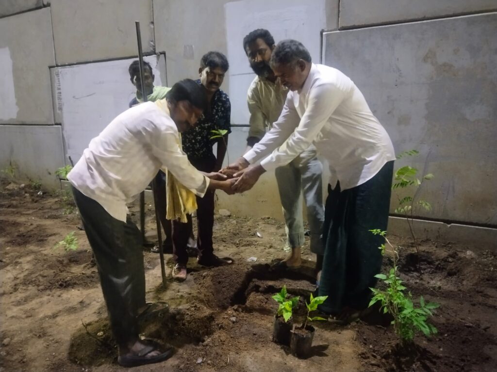 రాఘవపురం ఎక్స్ రోడ్ లో మొక్కలు నాటిన గ్రామ ప్రజలు