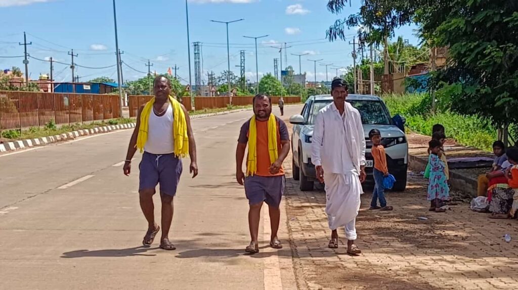 తుల్జాపూర్ భవాని మాత ను దర్శించుకోవడానికి పాదయాత్రగా బయలుదేరిన మల్గి మాజీ సర్పంచ్ జట్గొండ మారుతి