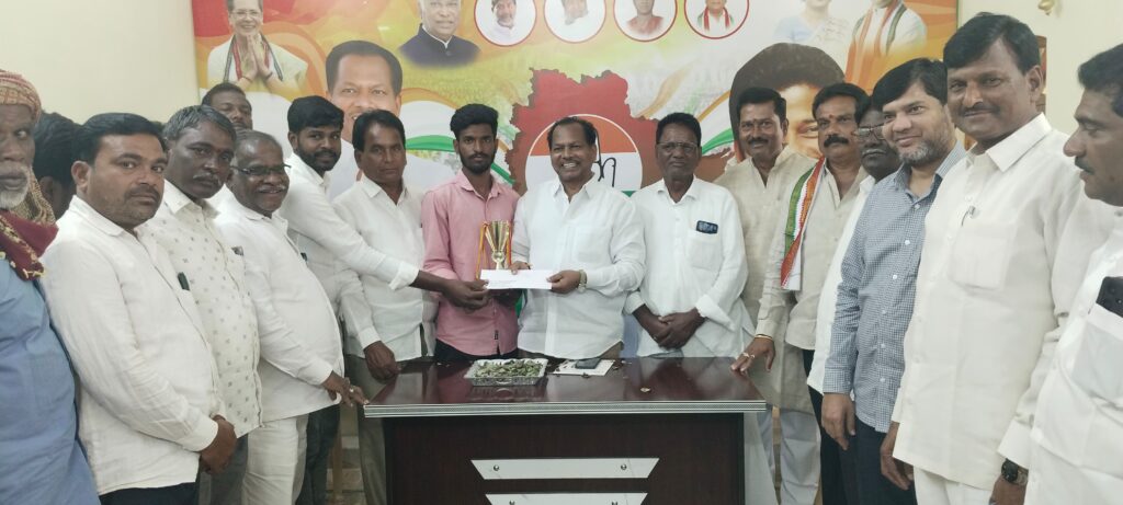 వాలిబాల్ టోర్నమెంట్ విజేతలకు బాహుతులు ప్రధానం