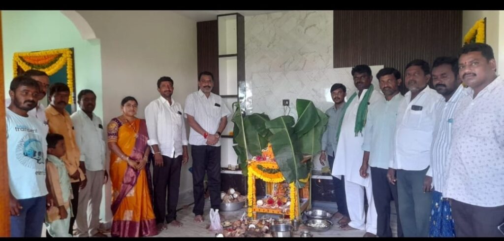 గృహప్రవేశ పూజలో పాల్గొన్న కీసర సంతోష్ కుమార్ రెడ్డి 