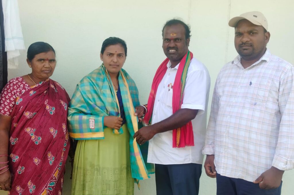 ఎస్. జీ.టి ఉపాధ్యాయ ఉద్యోగం సాధించిన అటెండర్ కూతురు సౌజన్య ని సన్మానించి 