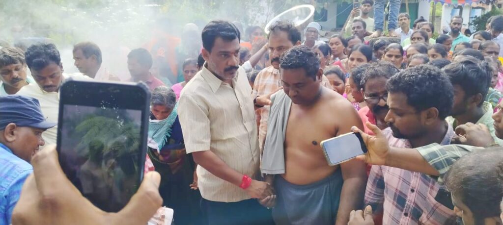 కాంపాటి లింగయ్య ఫోటోగ్రాఫర్ పార్థయానికి పూలమాల వేసిన కీసర