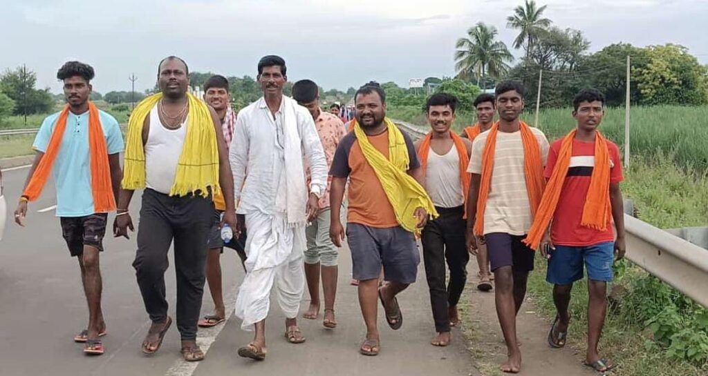 మూడవరోజు పాదయాత్ర చేస్తున్న భక్తులు