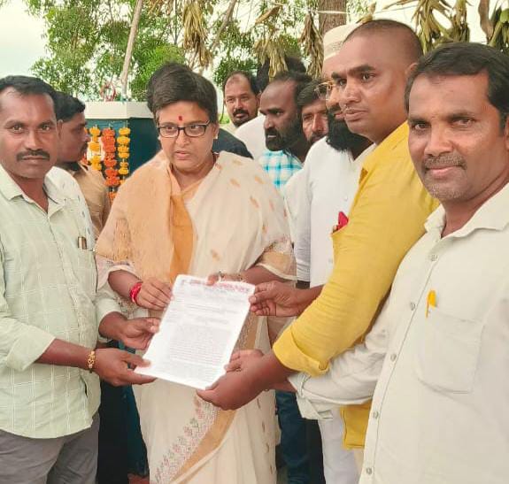 కాంట్రాక్టు ఉద్యోగులను రెగ్యులర్ చేయాలని వినతి పత్రం
