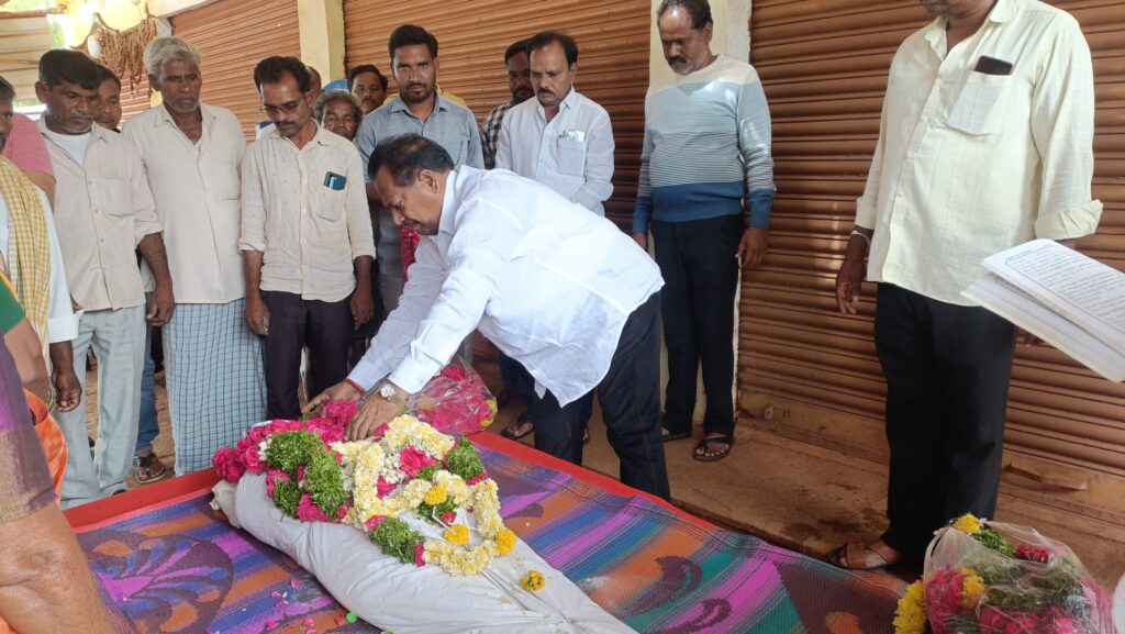 శకుంతల పార్థివ దేహానికి నివాళులర్పించిన కాంగ్రెస్ నేత మాజీ మంత్రి వర్యులు డాక్టర్ ఏ చంద్రశేఖర్ 