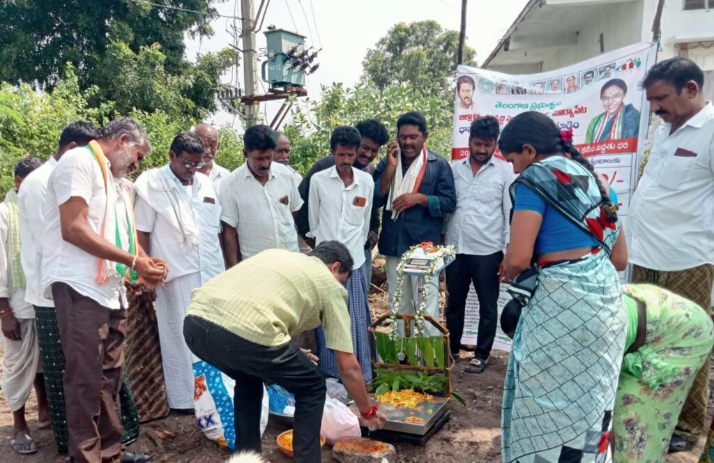 మోతే మండల కేంద్రంలోని ఐకెపి సెంటర్లను ప్రారంభించిన కీసర సంతోష్ రెడ్డి 